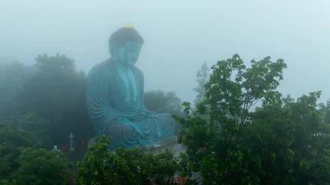 Large Seated Buddha Statue Surrounded By Dense Mountain Fog In Phrae Thaila.. Foto stock