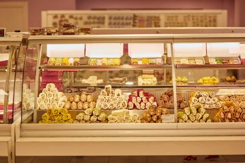 Large selection of Turkish delight in the store. An assortment of colorful 스톡 사진