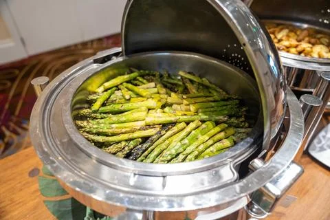 Large serving dish filled with green crispy asparagus at a wedding for serv.. Stock-Fotos