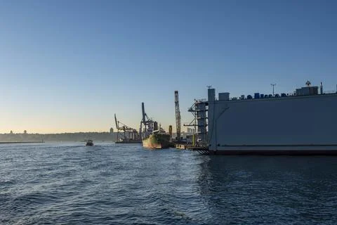 A large ship is docked at a port Stock-Fotos