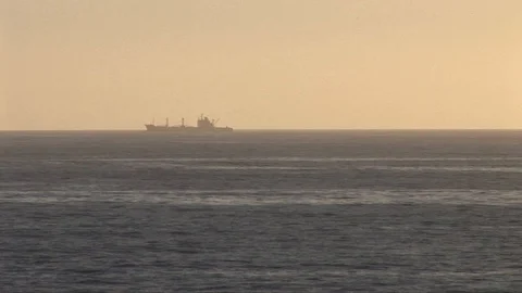 Large ship in horizon Vidéo 92860526
