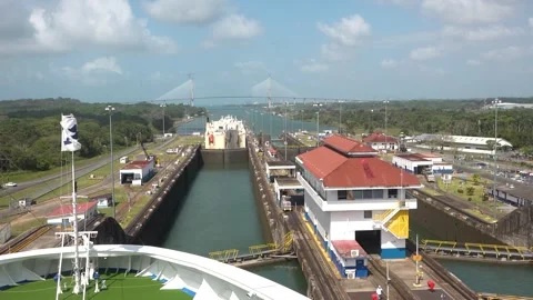 Large ship passes through Panama Canal locks during daylight near the city. Vídeo Stock 331385039
