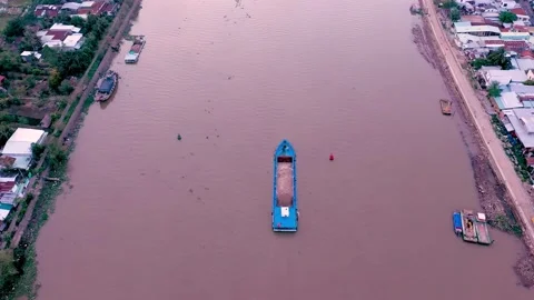 A large ship transporting sand is still moving to the construction Video stock 167779140