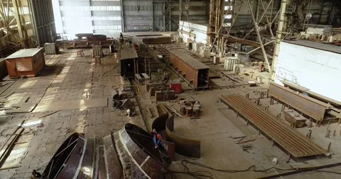 A large shipyard or steel structure factory from the inside. Huge workshop for Видео 318913573