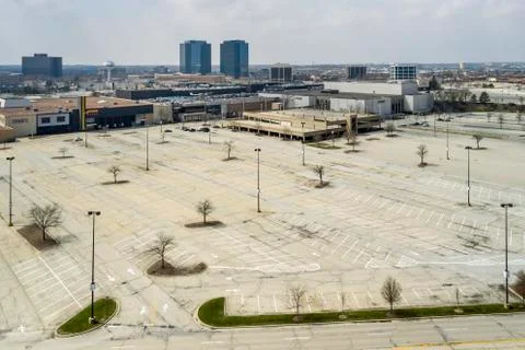 Large shopping mall is virtually empty during the coronavirus pandemic of 2020. Foto stock