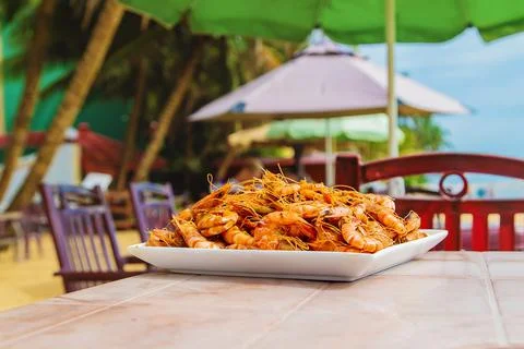 Large shrimp on a plate. Selective focus. Foto stock