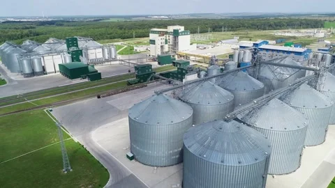 Large silver granary. Storage of grain. Feed Mill. Vidéo 240329979