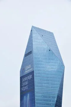 A large skyscraper against the backdrop of a clear sky. Fotos de archivo