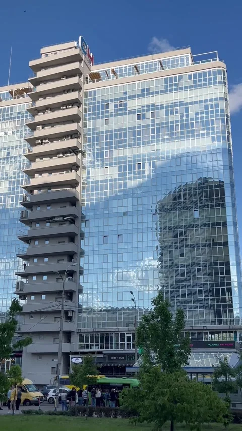 A large skyscraper with mirrored windows in the city. Stock Footage 314094378