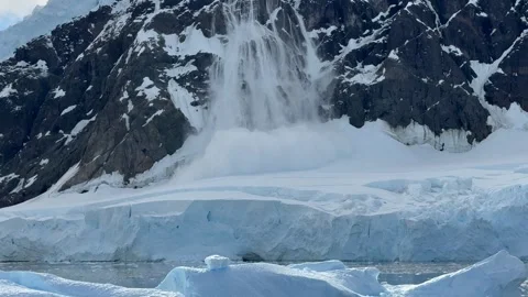 Large Snow Avalanche Descends Rocky Slope on Antarctic Peninsula, Antarctica 動画素材 337125656