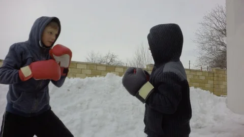 A large snowdrift. Two boys are training. A fight with a shadow. 库存影片 87739476