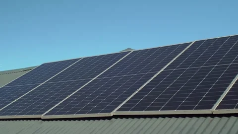 Large solar panel array on corrugated metal roof 库存影片 336291476