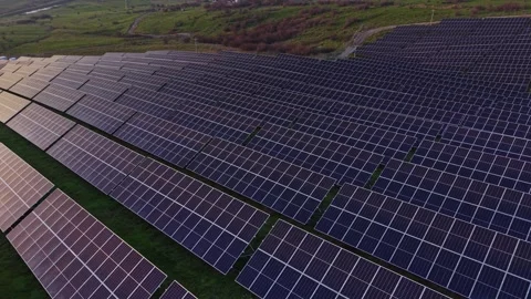 Large solar panel installation on green land in bright sunlight Vidéo 330002898