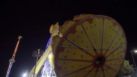 Large spinning carnival ride with bright lights at night fair in Cholula Puebla Vídeo Stock 332962065