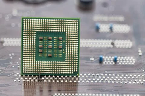A large square microprocessor for computers lies on motherboard Stockfoto's