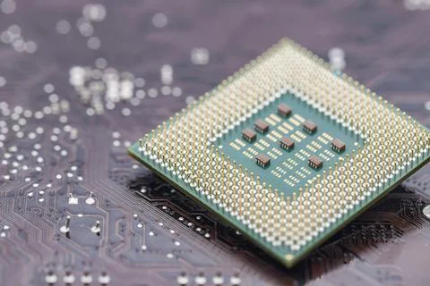 A large square microprocessor for computers lies on motherboard Stockfoto's