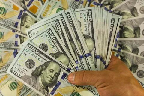 Large stack of banknotes of $ 100 in hand is close-up. Fotos de archivo