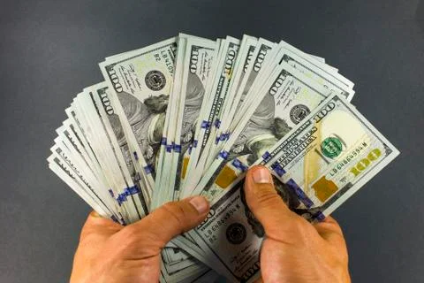 Large stack of banknotes of $ 100 in hand is close-up. Foto stock
