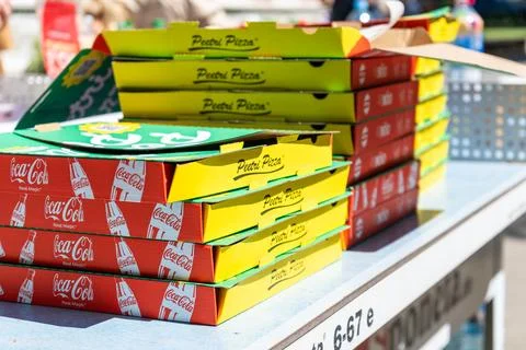 Large stack of branded takeaway pizza boxes after outdoor event Fotos Stock