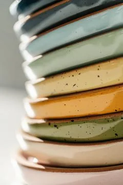 A large stack of ceramic cups in pastel colors. Stock-Fotos