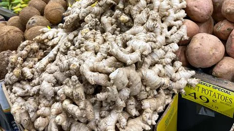 A large stack of genseng root for sale at a Bravo Market grocery store in Orl Stock Photos