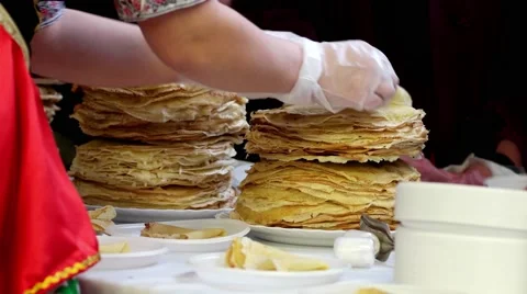 A large stack of pancakes at the fair for people to distribute holiday Maslen. Vídeo Stock 61348355
