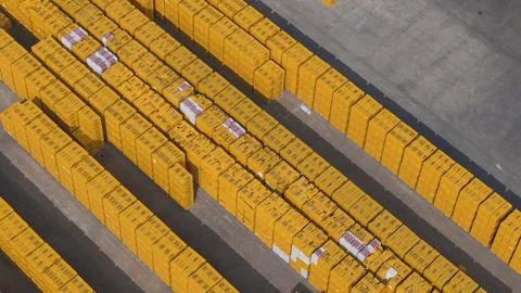 Large stacks of yellow wrapped construction blocks filling an outdoor indus.. Foto stock
