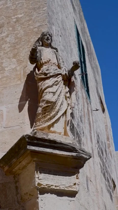 A large statue of Jesus made of stone carvings Stockbeeldmateriaal 300309011