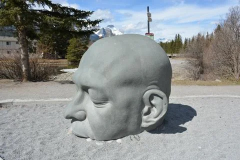 Large stone head - deep in thought or meditation Foto stock