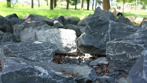 Large stones in the park. Vídeos de archivo 77435432