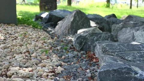 Large stones in the park. Vídeos de archivo 77435486