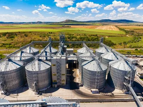 A large storage facility with multiple silos stands in an open area. Fields s Stock-Fotos
