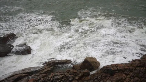 Large storm waves crashing on rocks in slow motion Stock-Footage 111470863