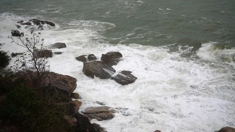 Large storm waves crashing on rocks in slow motion Stock-Footage 111470928