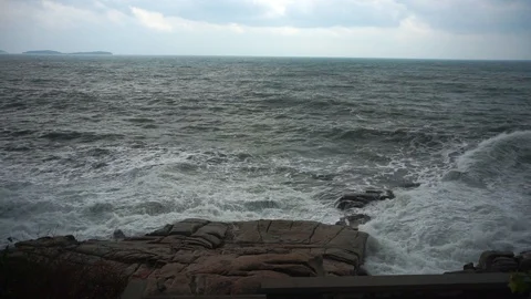 Large storm waves crashing on rocks in slow motion 스톡 동영상 111471295