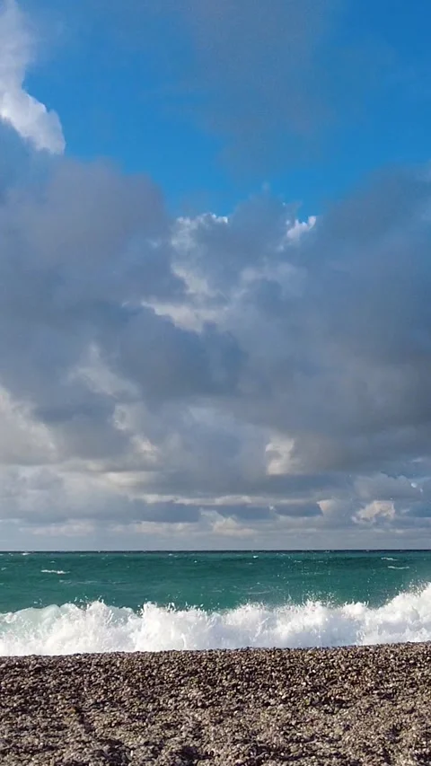Large stormy waves crashing under massive cloud formations. Antalya, Turkey Video stock 323250288