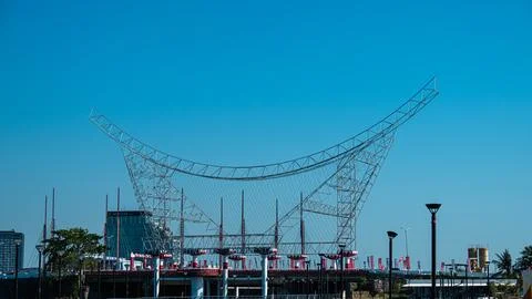 A large structure with many birds on it is in the middle of a city Stock Photos