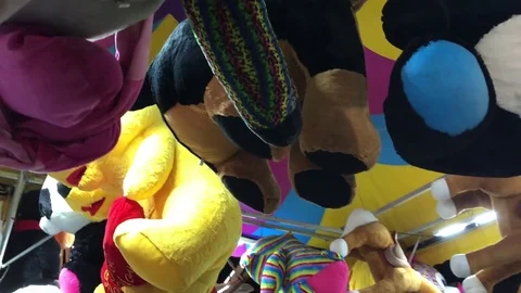 Large stuffed animals hanging as prizes for winners at fair Vídeos de archivo 73433187