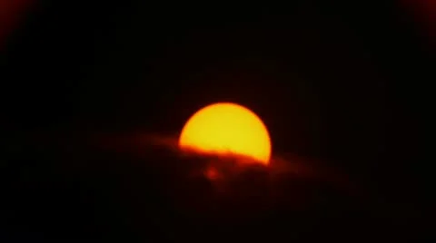 Large Sun over clouds in Dark Morning Sky Vidéo 11397175