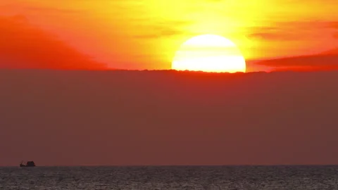 Large sun rising over ocean horizon with fishing boat silhouette Vídeos de archivo 336896407