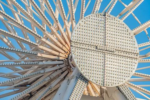 A large, sunburst solar panel structure in a modern city setting, predomina.. Foto stock