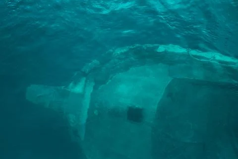 Large sunken ship, which is visible through the clear, blue water, view from Foto stock