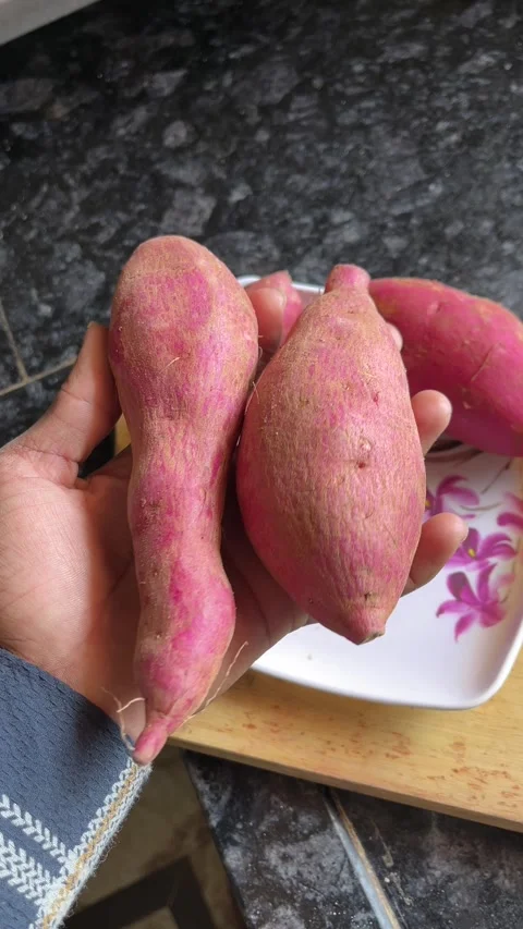 Large Sweet Potatoes Held in Hand — Fresh Harvest Root Vegetables Close-Up 스톡 동영상 321127502