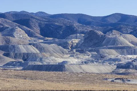 Large tailing piles from a mining operation in Gabbs Nevada Foto stock