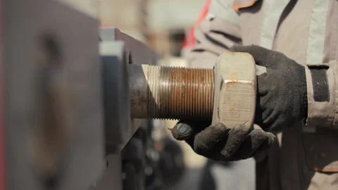 Large threaded fastener connection on heavy transport equipment 库存影片 345080938