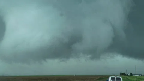 Large tornado chased down Vidéo 146878945
