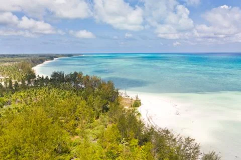 Large tropical island white sandy beach, view from above. Seascape, nature of Foto stock