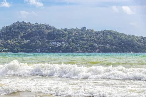 Large tropical ocean waves beneath beautiful cloudy paradise blue heavens T.. Fotos de archivo