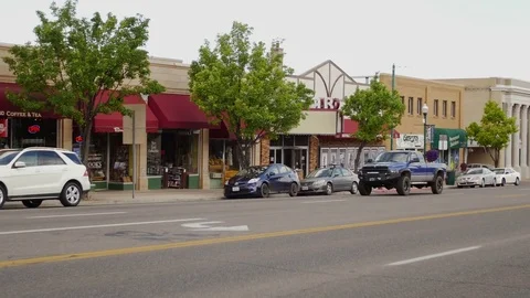 Large trucks and traffic on main street in Cedar City Vídeos de archivo 70216004