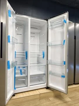 Large two-door refrigerator with open doors, perfect for organizing your gr.. Fotos Stock